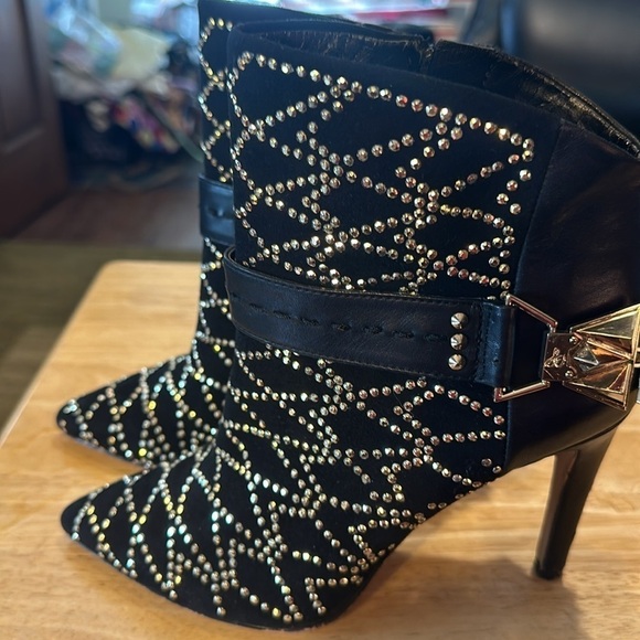 Vintage pair of leather suede and bling boots. Fashion boots. Size 4.​​ - Picture 4 of 8